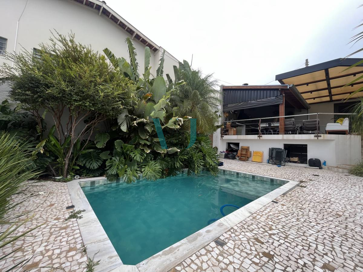 Casa de rua reformada térrea com 3 dormitórios no São Quirino