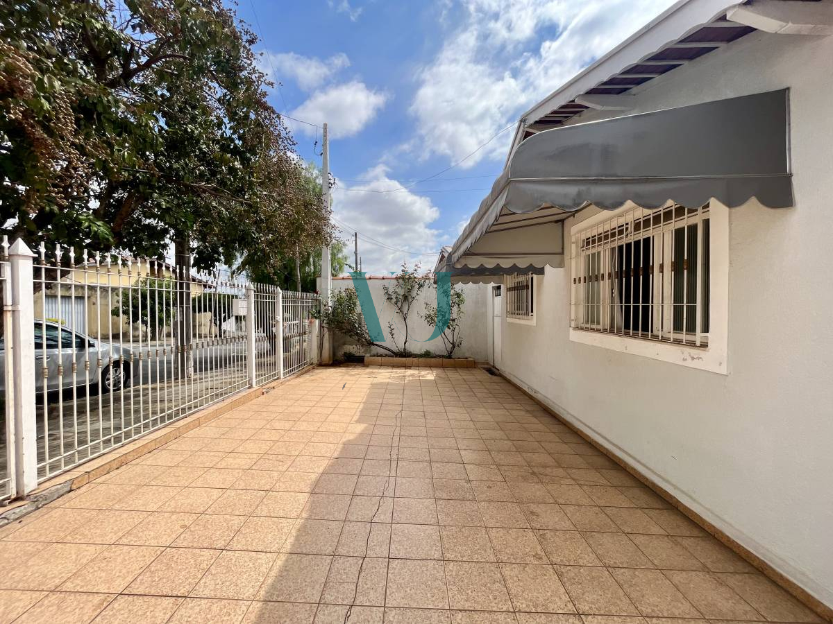 Casa térrea à venda no Jardim dos Oliveiras em Campinas com 3 quartos.